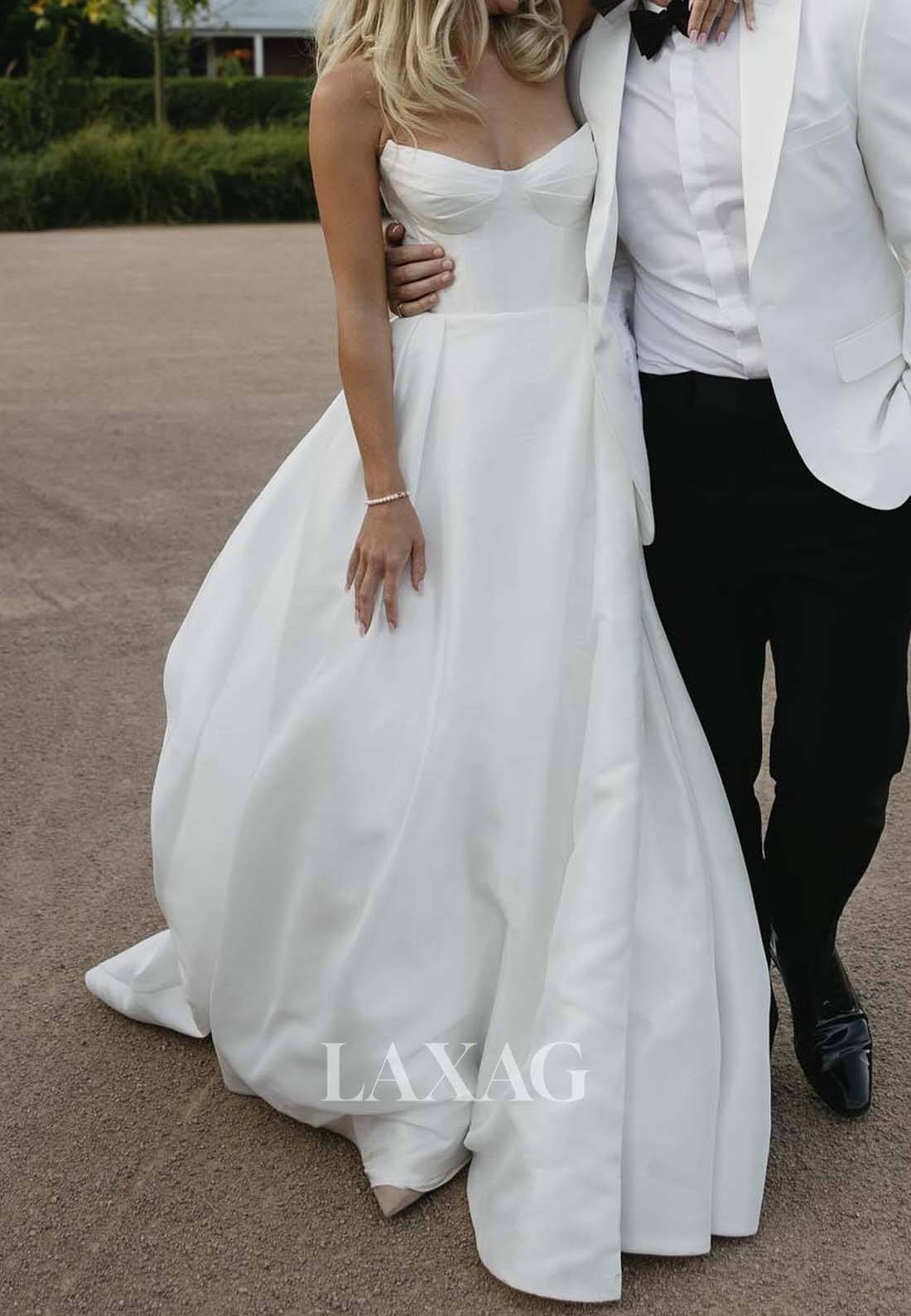 فستان زفاف بسيط من الساتان المطوي بفتحة رقبة على شكل حرف V وحمالات رفيعة بدون أكمام وذيل طويل