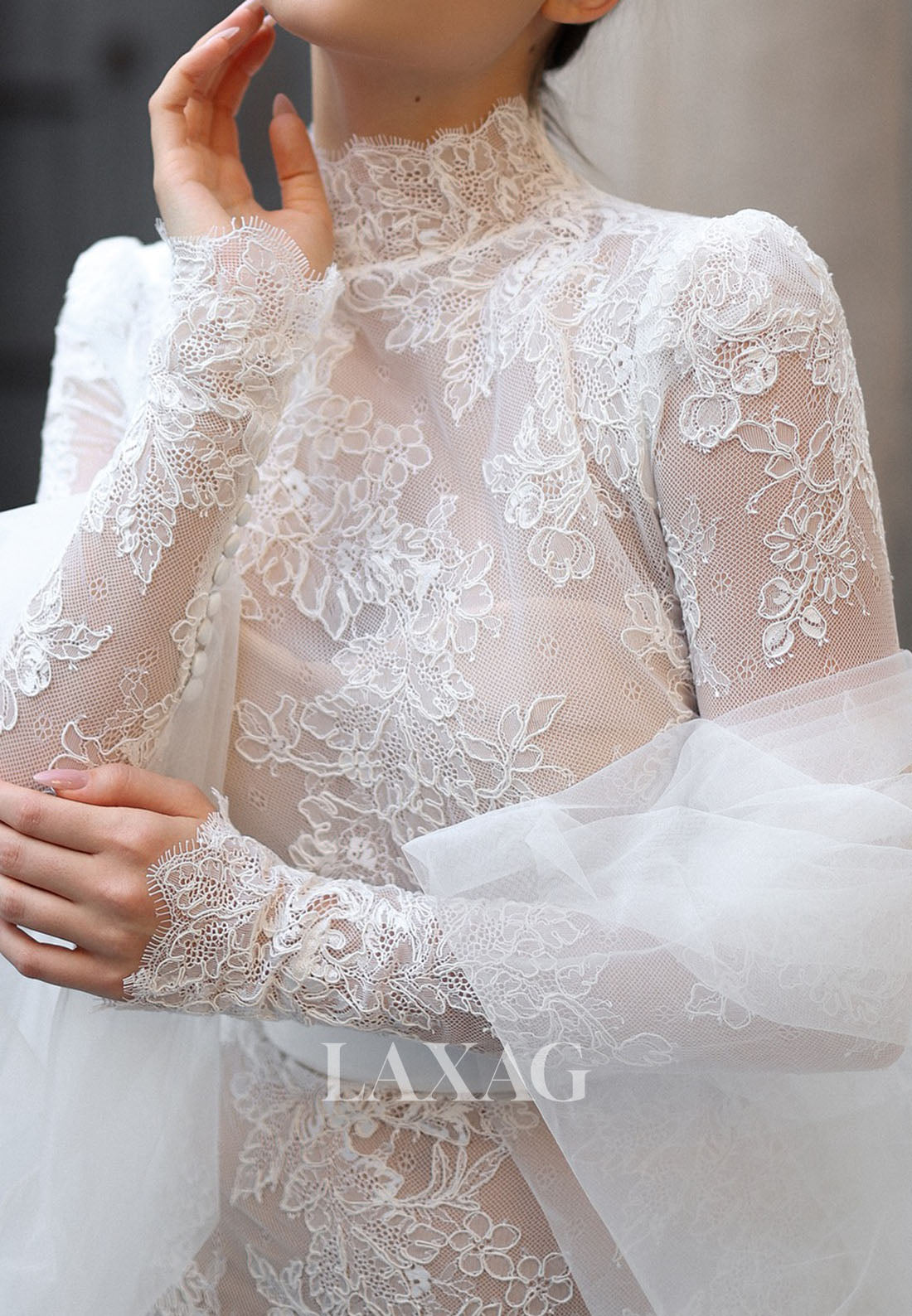 فستان زفاف بسيط من الساتان المطوي بفتحة رقبة على شكل حرف V وحمالات رفيعة بدون أكمام وذيل طويل