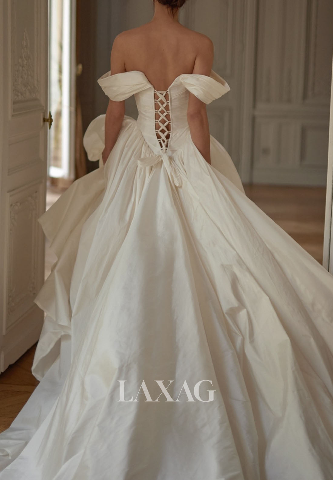 Bateau-Neck Sleeveless Pleated A-Line Wedding Dress Off-Shoulder Chiffon Bride Gowns with Train