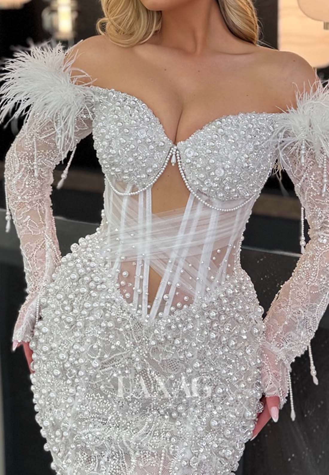 فستان زفاف بسيط من الساتان المطوي بفتحة رقبة على شكل حرف V وحمالات رفيعة بدون أكمام وذيل طويل