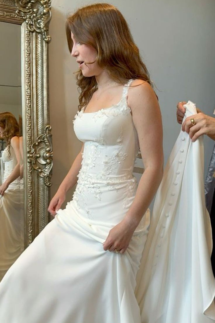 Scoop-Neck Straps Floral Embellished Applique Satin Fitted Wedding Dress with Train