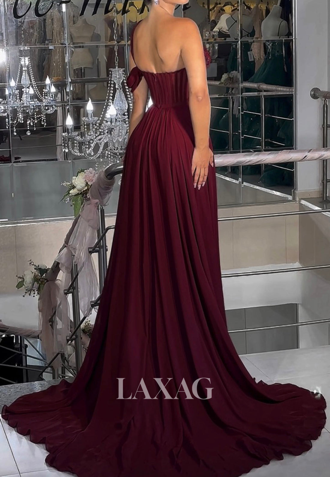 فستان حفلات بدون أكمام بحزام واحد مكشوف الكتفين ومطرز بالخرز على شكل قلب مع فتحة على شكل حرف A