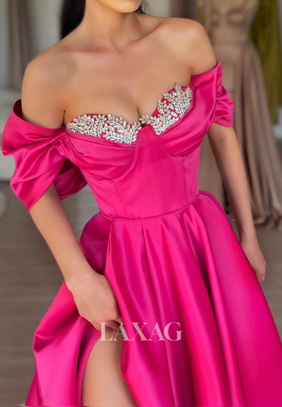 فستان سهرة ساتان مطوي مزين بالخرز على شكل قلب بدون أكمام وكتف مكشوف