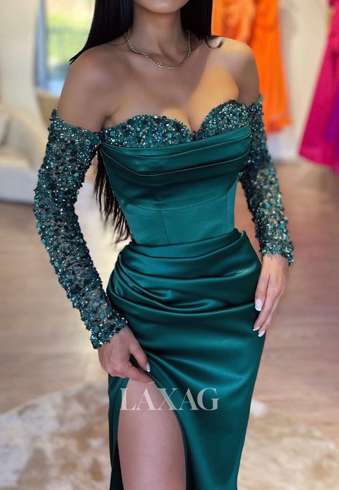 فستان حورية البحر للحفلات الراقصة بأكمام طويلة وفتحة رقبة على شكل قلب وأكتاف مكشوفة ومطرز بالخرز والترتر بطول الأرض