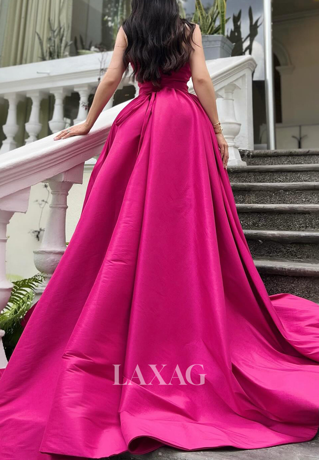 فستان سهرة ساتان بفتحة عالية وقصّة على شكل قلب وأكتاف مكشوفة بدون أكمام ومطويّ وذيل طويل