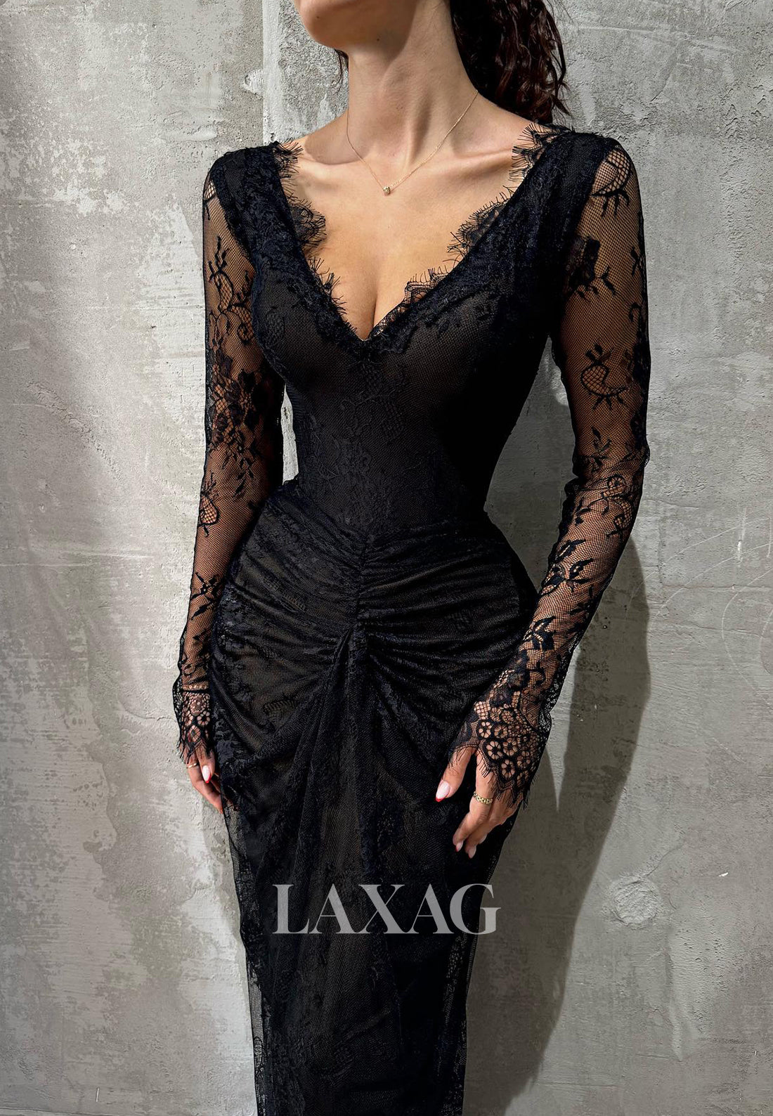 فستان سهرة طويل بقصّة حورية البحر، بأكمام طويلة، وفتحة رقبة على شكل حرف V، ودانتيل من جميع الجهات، وبطول يصل إلى الأرض