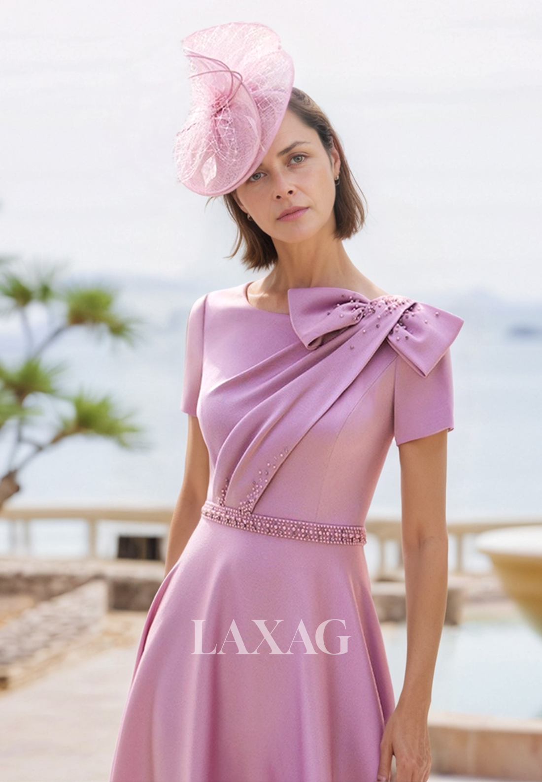 فستان أم العروس من الساتان المزين بالخرز والمطوي بأكمام قصيرة ورقبة دائرية وبطول الكاحل