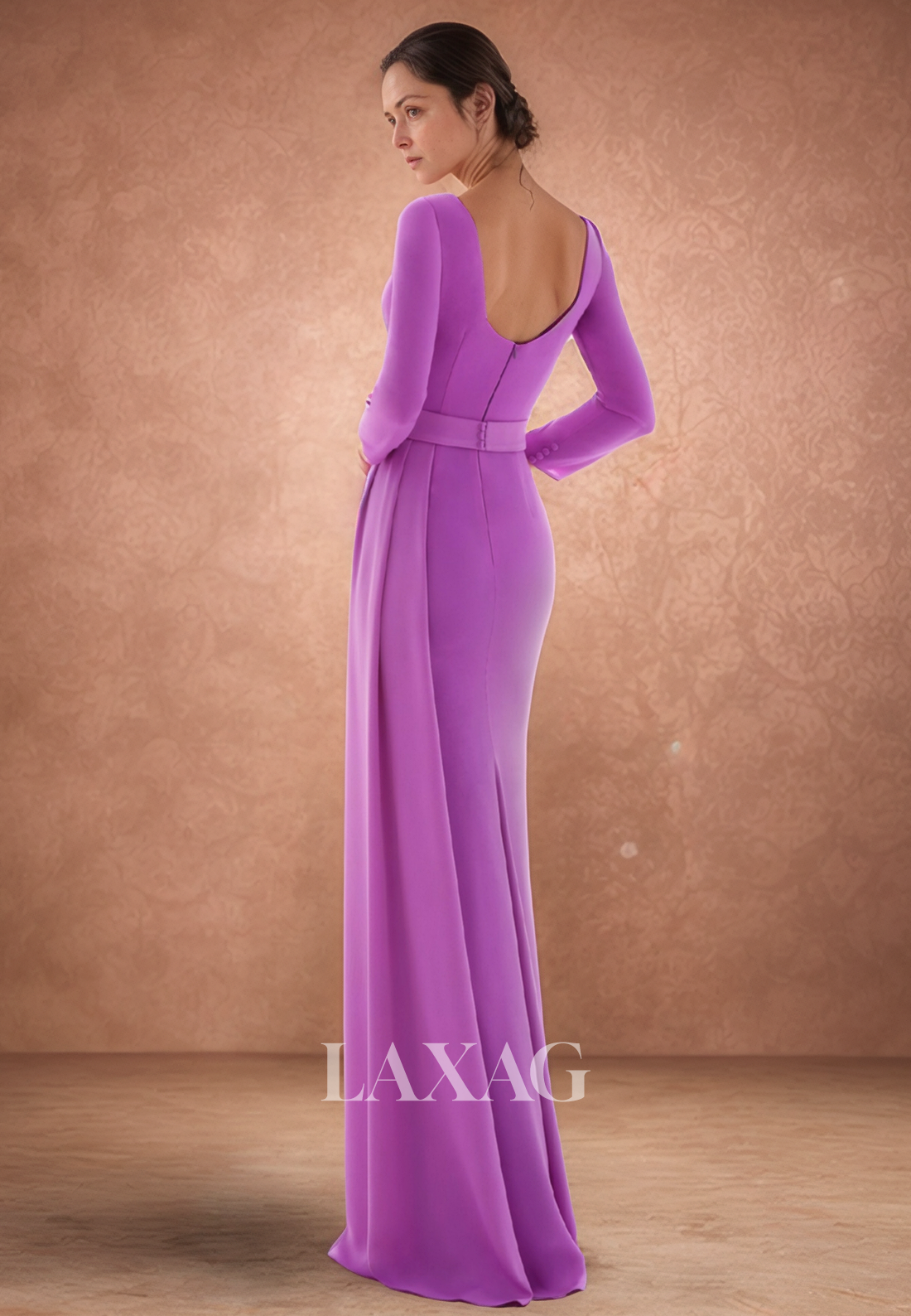 فستان أم العروس من الساتان بتصميم حورية البحر، بأكمام طويلة ورقبة دائرية، وطول يصل إلى الأرض