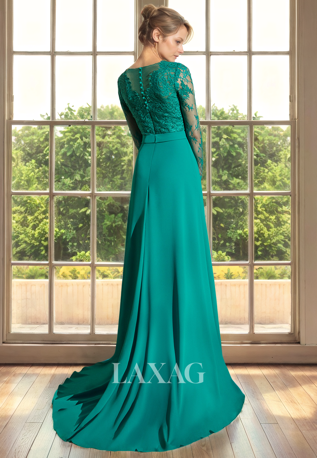 فستان أم العروس الأنيق من الساتان والدانتيل المزين بالخرز على شكل حرف A مع ذيل طويل