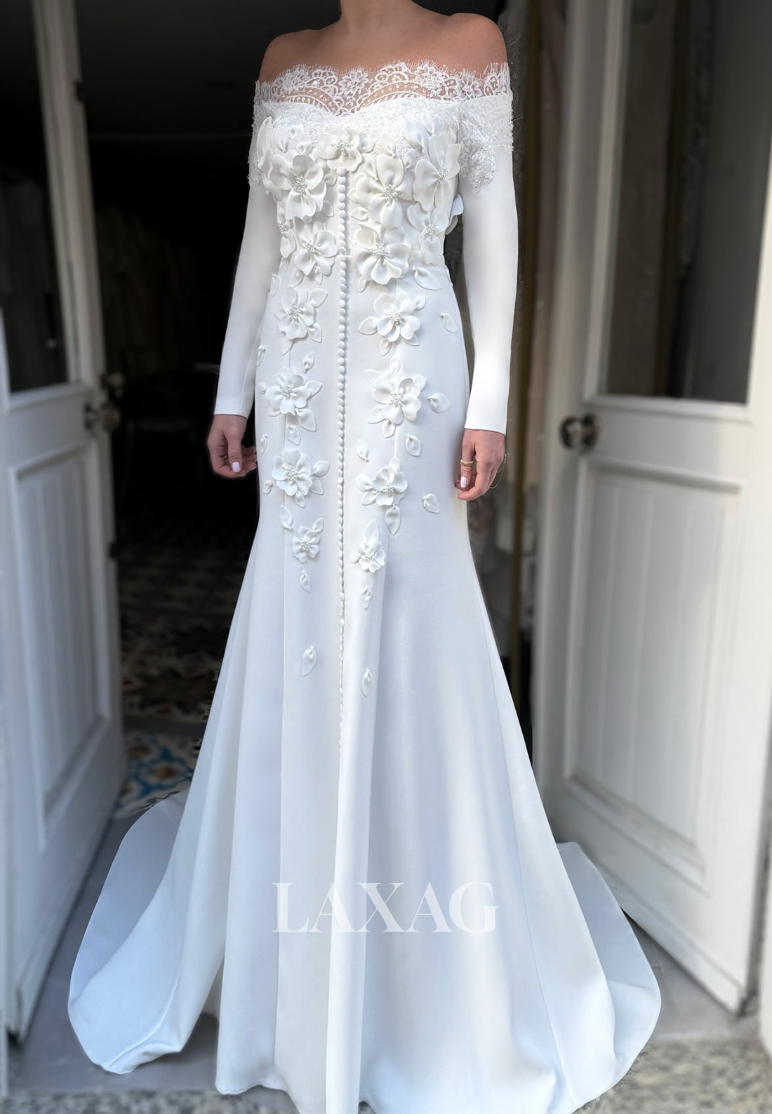 Off-Shoulder Floral Embellished Satin Fitted Wedding Dress Lace-Sweeth Laxag Off-Shoulder Floral Embellished Satin Fitted Wedding Dress Lace-Sweeth Laxag