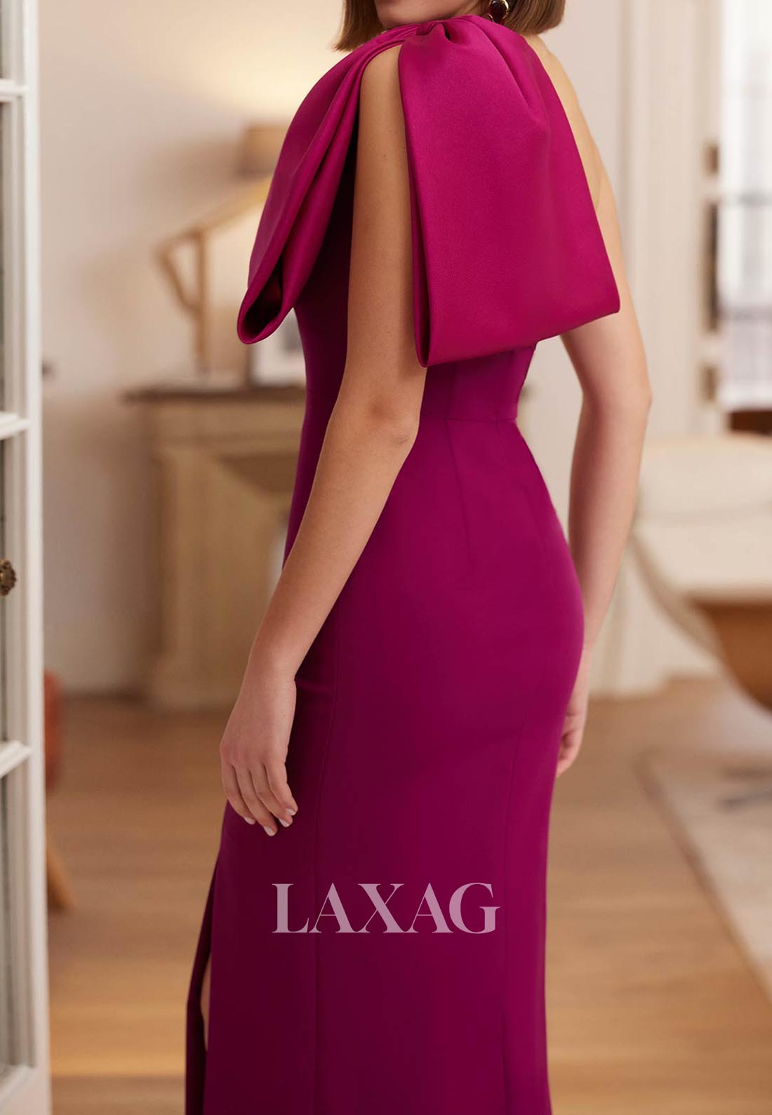 فستان كوكتيل من الساتان بدون أكمام بتصميم حورية البحر لأم العروس مع فيونكة كبيرة ورقبة غير متماثلة