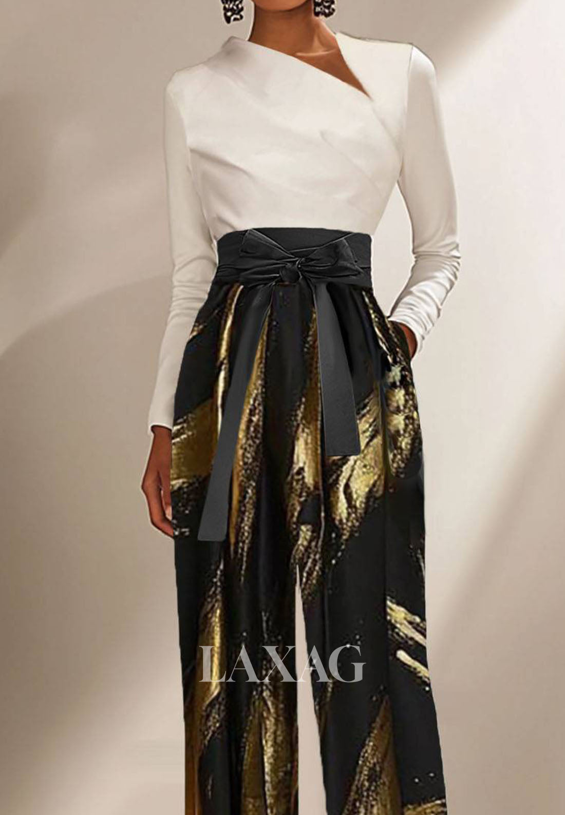 جمبسوت من الساتان المطوي بأكمام طويلة ورقبة غير متماثلة بلونين