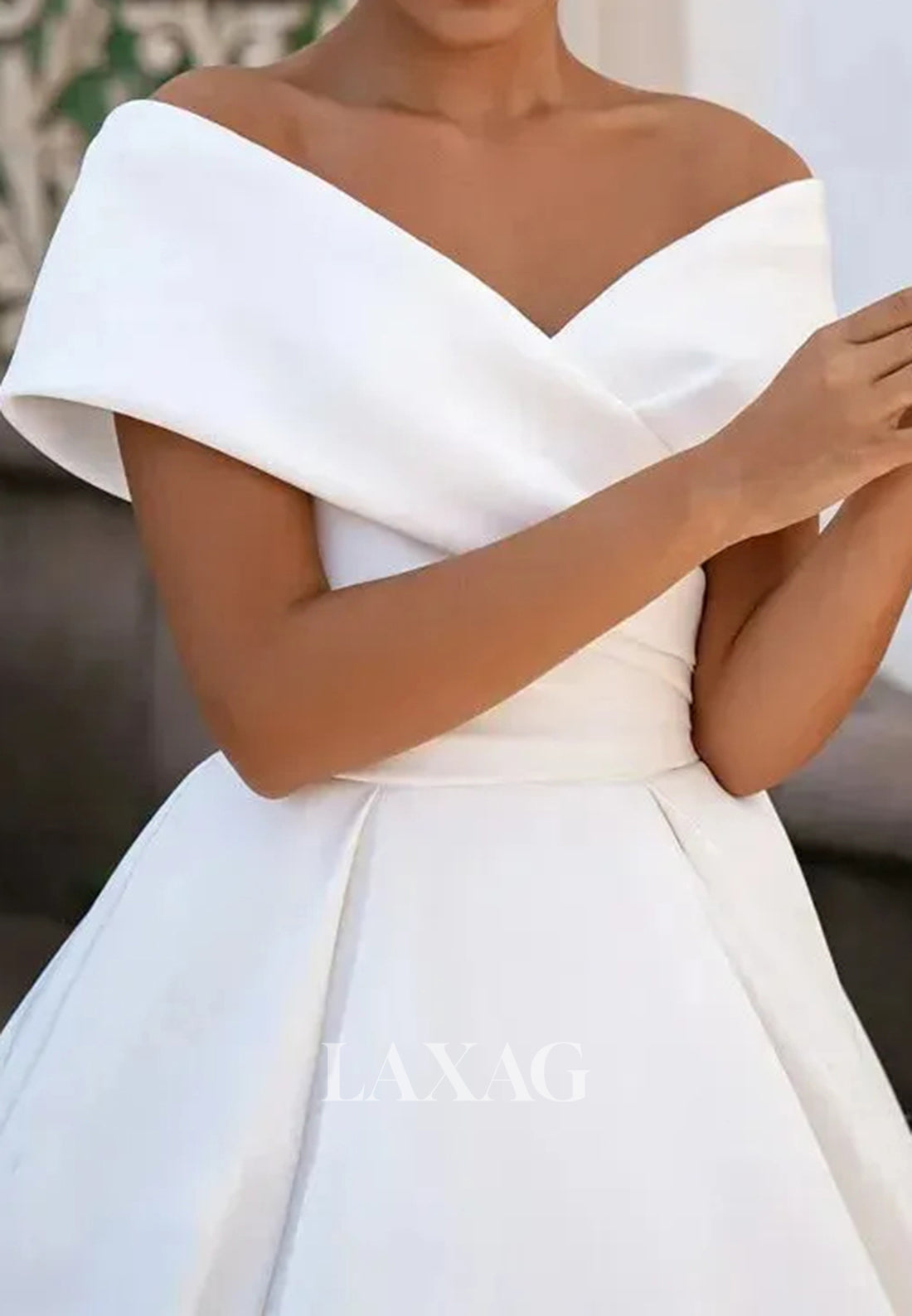 V-Neck Sleeveless A-Line Wedding Dress Off-Shoulder Pleated Satin Bride Gowns with Train