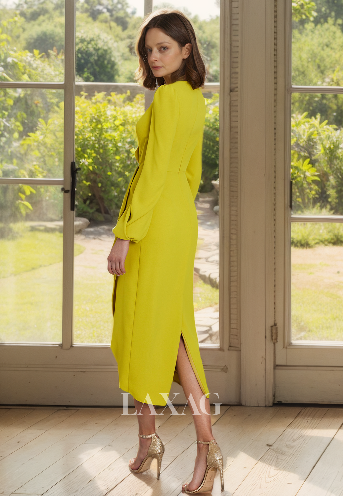 فستان أم العروس المطوي من الساتان بفتحة رقبة على شكل حرف V وأكمام طويلة وطول الركبة