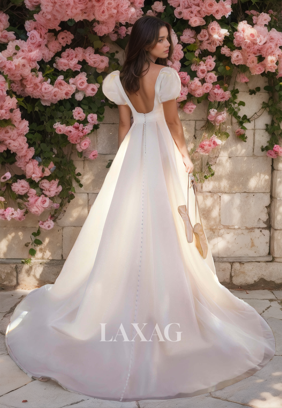 فستان زفاف بأكمام منتفخة ورقبة على شكل حرف V عميقة، مطرز بالخرز اللامع، وفتحة عالية مع ذيل فستان العروس