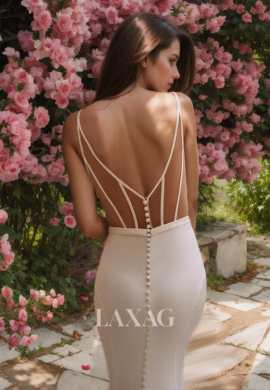 فستان زفاف حورية البحر بسيط بفتحة رقبة على شكل حرف V وحمالات رفيعة بدون أكمام من الساتان مع ذيل فستان العروس