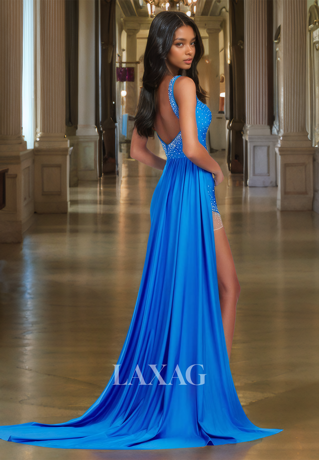 فستان سهرة أنيق من الساتان بدون أكمام وحمالات على شكل قلب، مزين بالخرز وفتحة عالية، مع ذيل