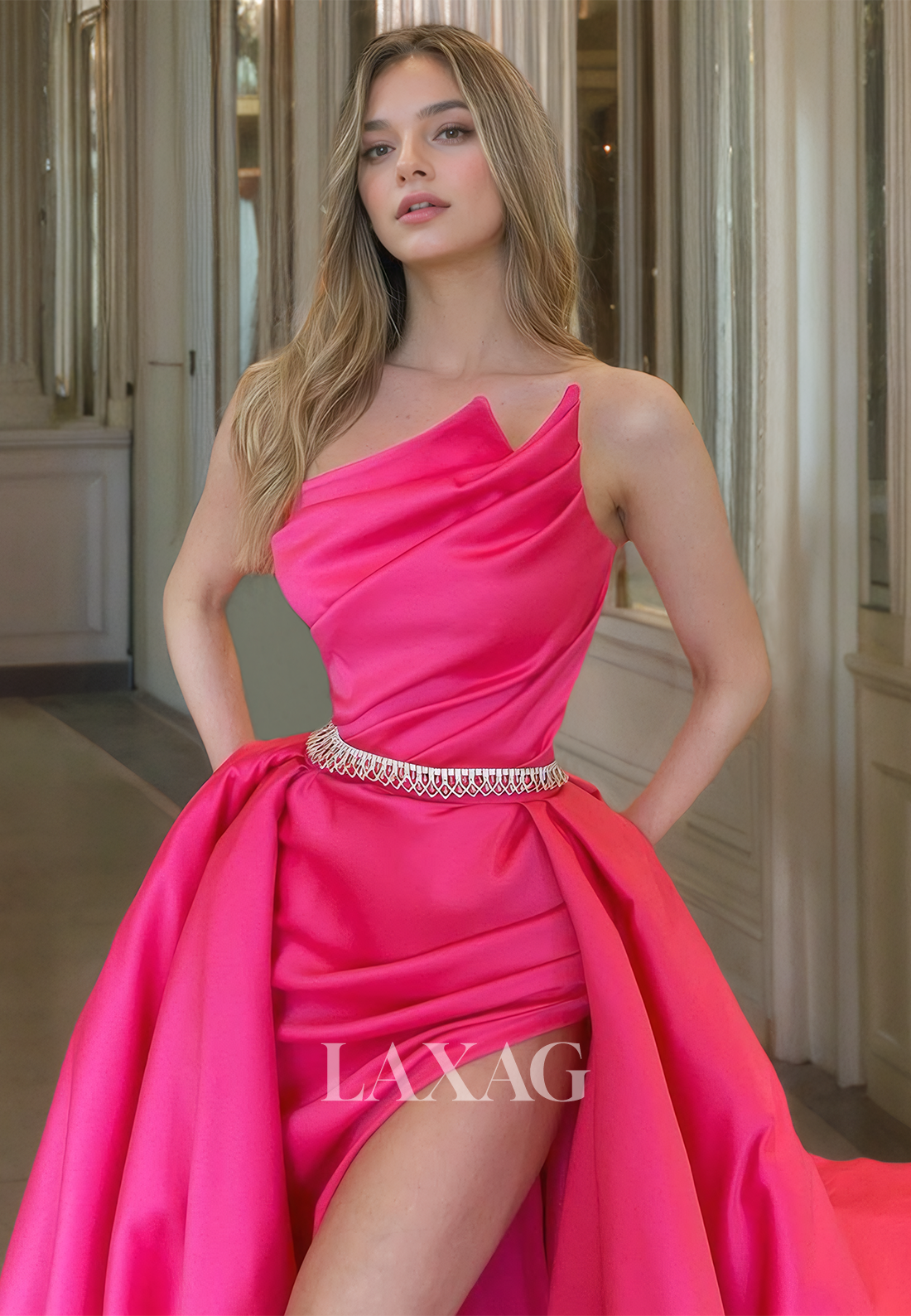 فستان سهرة رسمي بدون أكمام ورقبة غير متماثلة وذيل عالي مطوي وحزام معدني