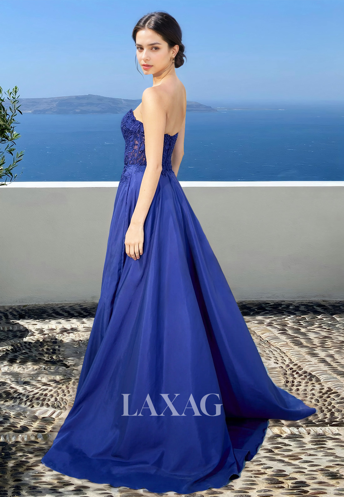 فستان سهرة من الساتان بتصميم حرف A، مزين بالخرز، بدون أكمام، بفتحة رقبة دائرية، وذيل طويل.