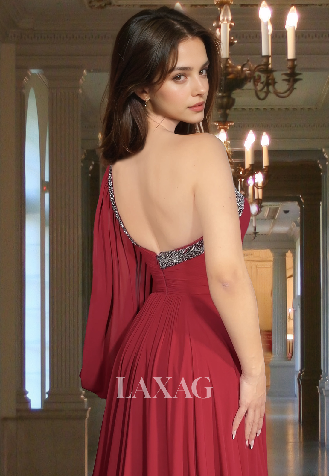 فستان سهرة رسمي بدون أكمام من الشيفون المطوي بتصميم على شكل حرف A، مزين بالخرز، بحزام واحد، وفتحة على شكل قلب، وبأكتاف مكشوفة.