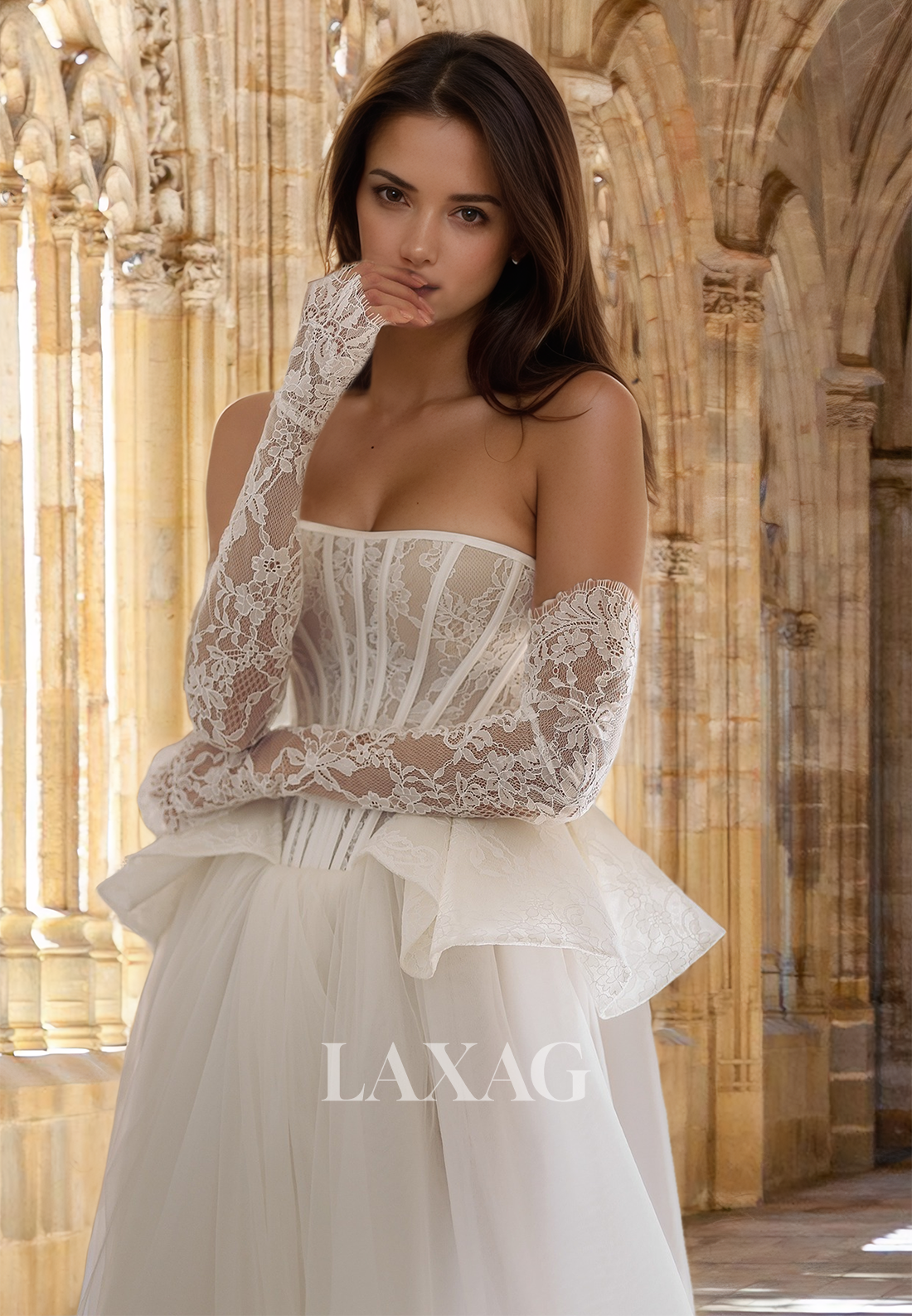 فستان زفاف بأكمام طويلة من الدانتيل على شكل حرف A مع طيات وتطريز من التول وذيل