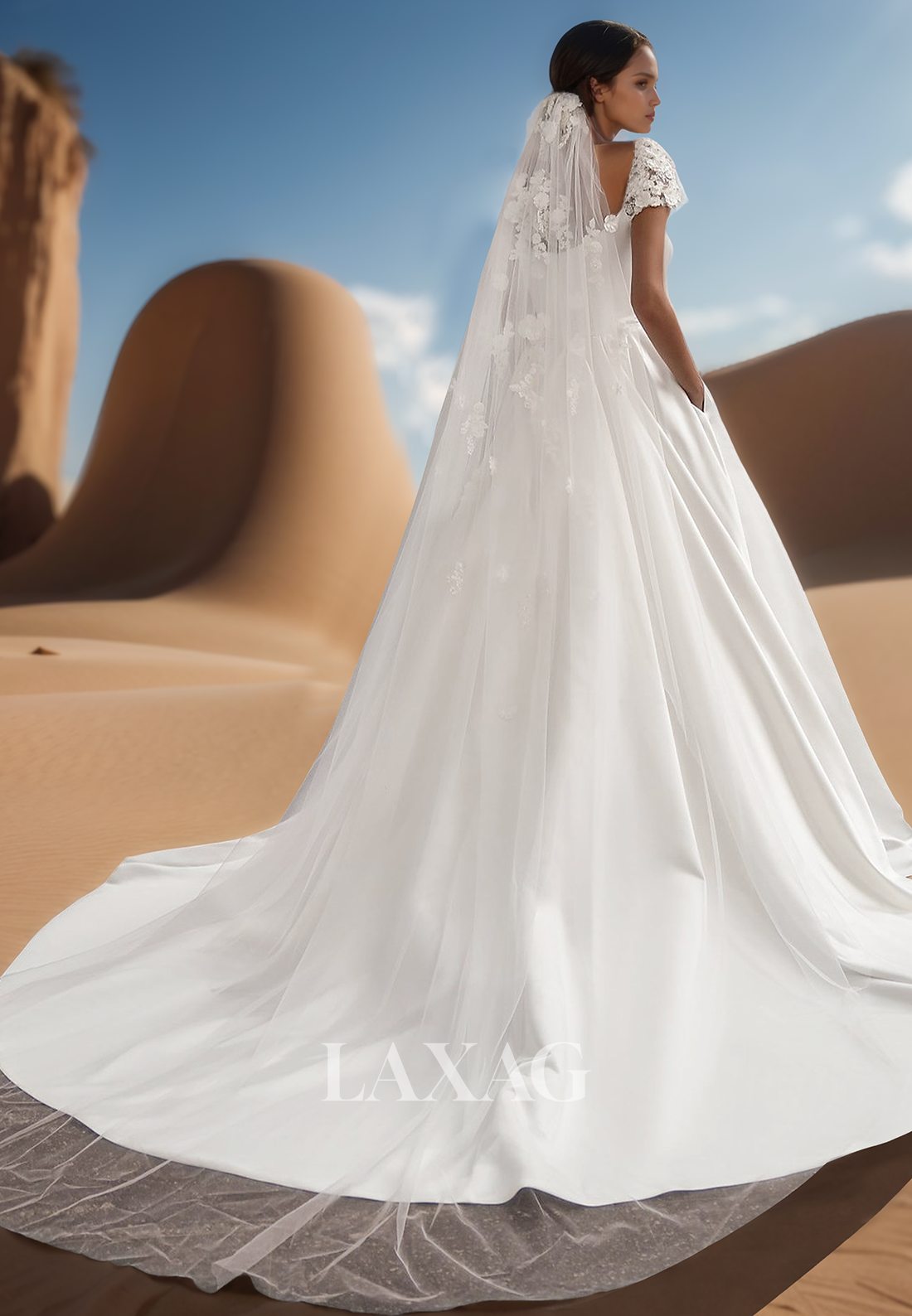 فستان زفاف بفتحة رقبة دائرية وأكمام قصيرة وقصة حرف A، مزين بالخرز ومطوي من الساتان، وذيل طويل، وفساتين زفاف