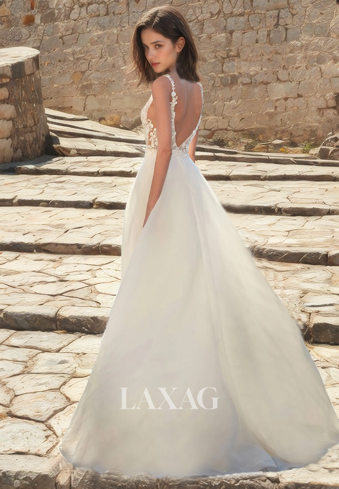 فستان زفاف شاطئي بقصة A-line وفتحة رقبة على شكل حرف V وحمالات رفيعة وطول يصل إلى الأرض، فستان بوهو مع تطريزات من الدانتيل