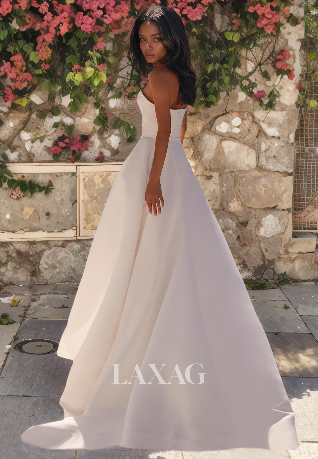 فستان زفاف شاطئي ضيق بدون أكمام مع ثنيات وذيل طويل من تصميم بوهو