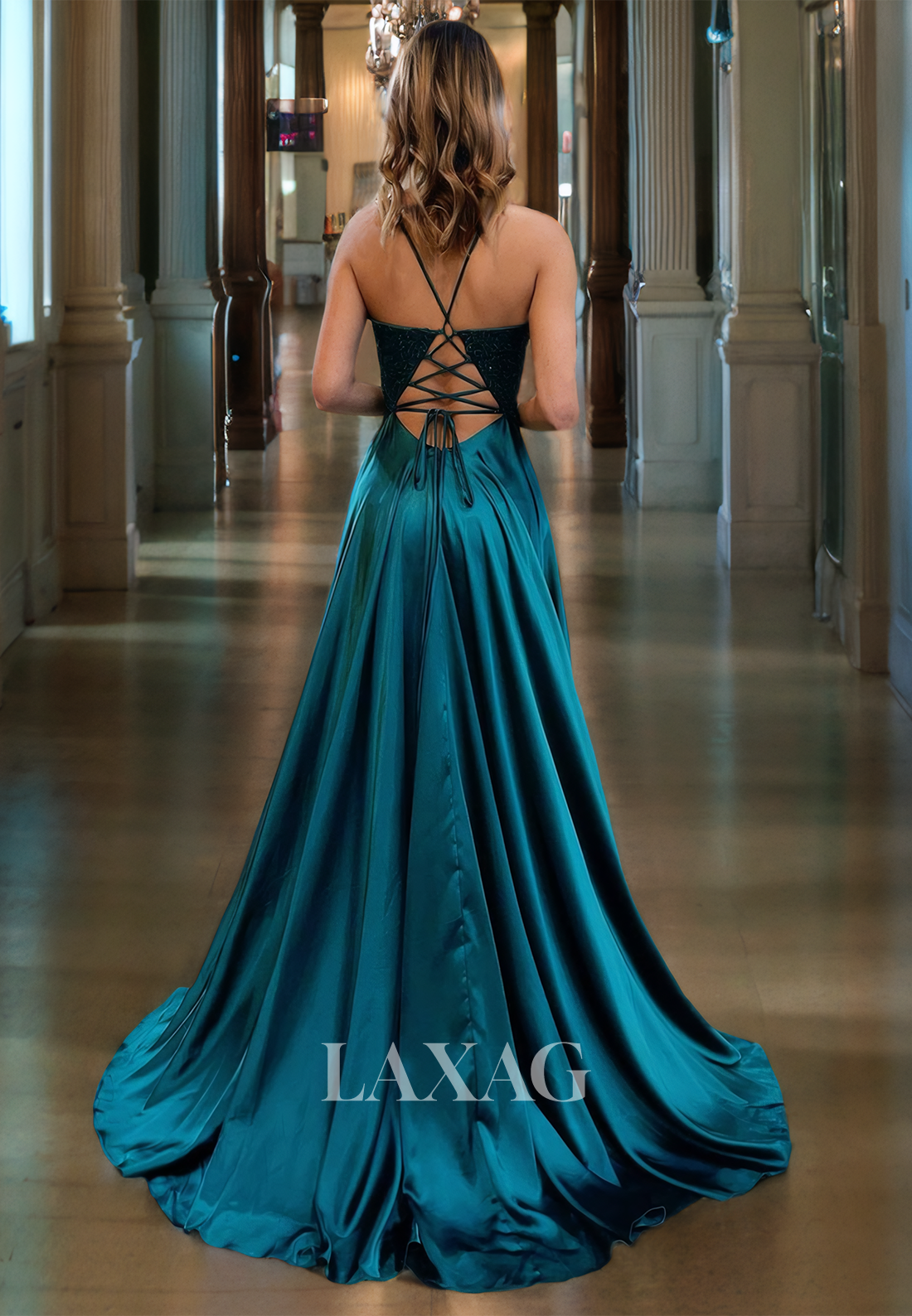فستان رسمي طويل باللون الأزرق الملكي، بفتحة رقبة على شكل حرف V، وجزء علوي مزخرف، وفتحة عالية، وفستان حفلات راقصة