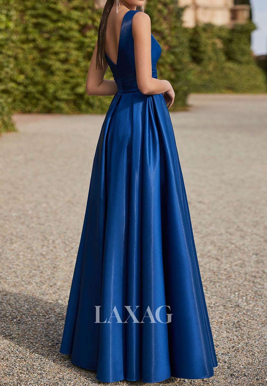 فستان أم العروس من الساتان بفتحة رقبة على شكل حرف V وأشرطة بطول الأرض وبدون أكمام ومطوي على شكل حرف A