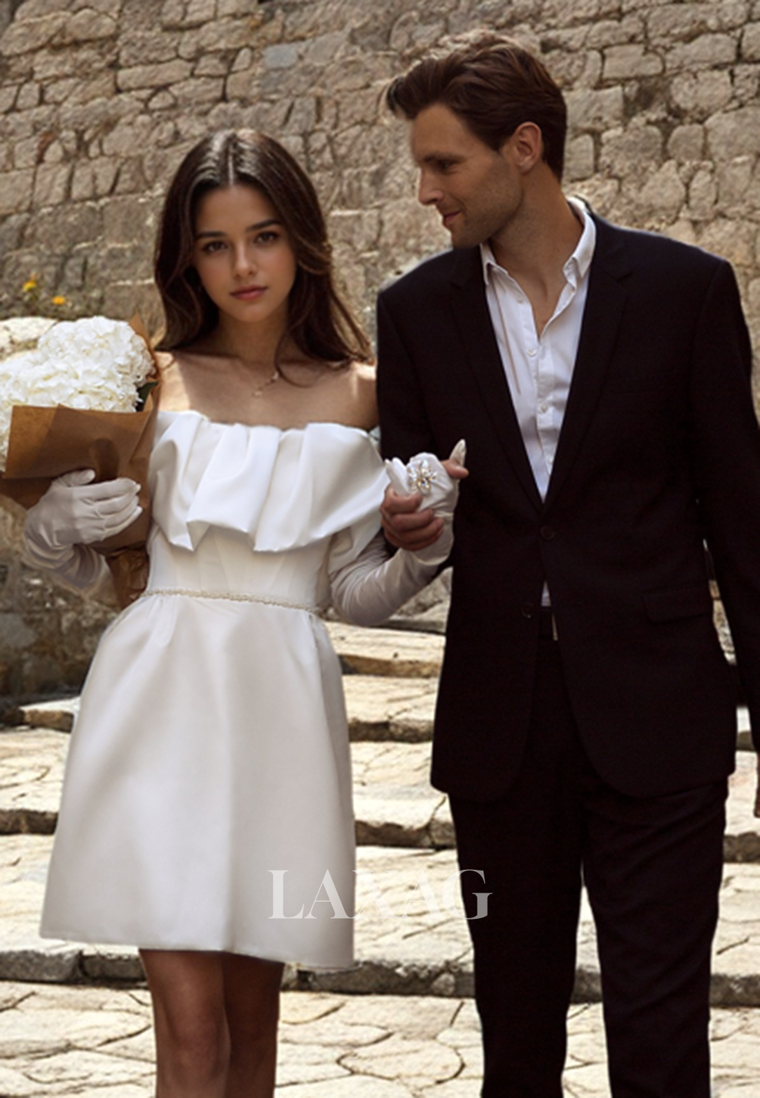 فستان زفاف قصير أنيق من الساتان بأكمام طويلة وأكتاف مكشوفة