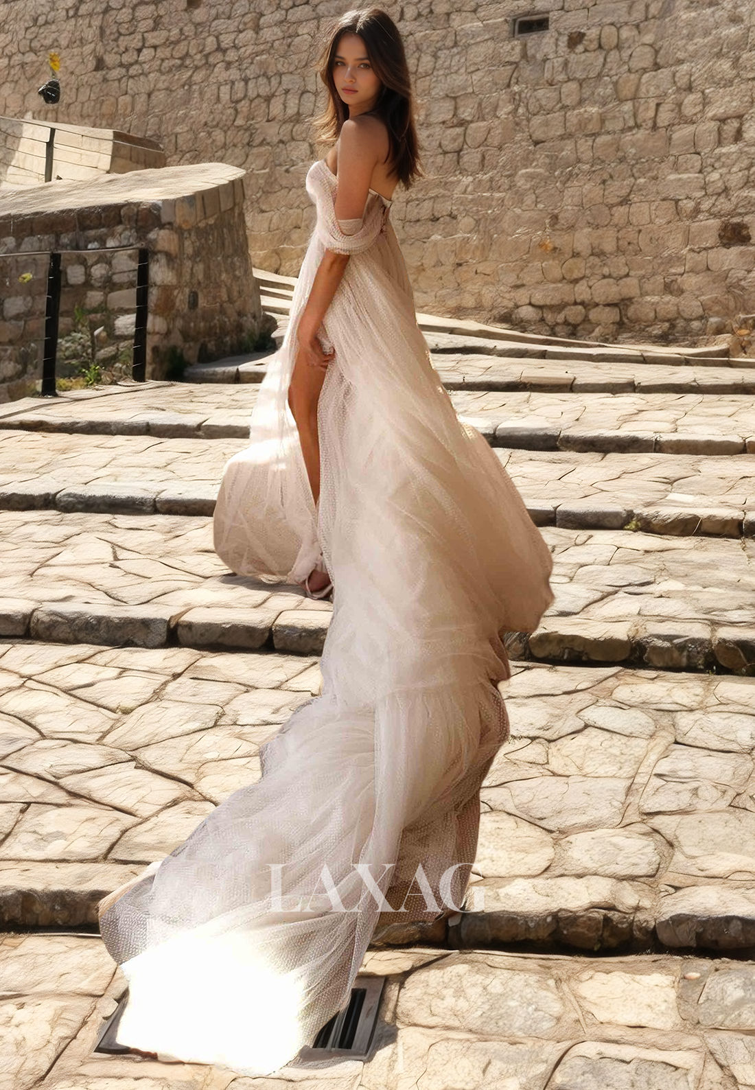 فستان زفاف أنيق من التول بفتحة عالية وكتف مكشوف مع ذيل