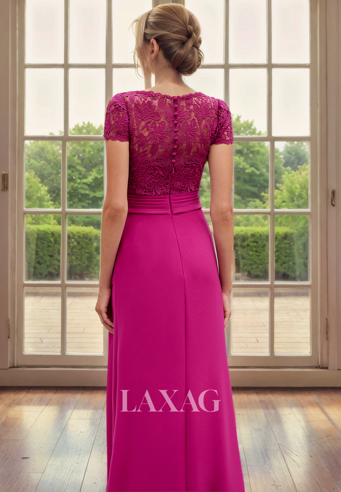 فستان أم العروس من الساتان الأنيق بأكمام قصيرة وثنيات دائرية