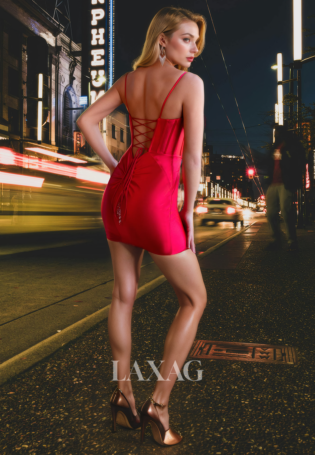 فستان سهرة قصير بأشرطة رفيعة وتطريزات من الدانتيل والخرز