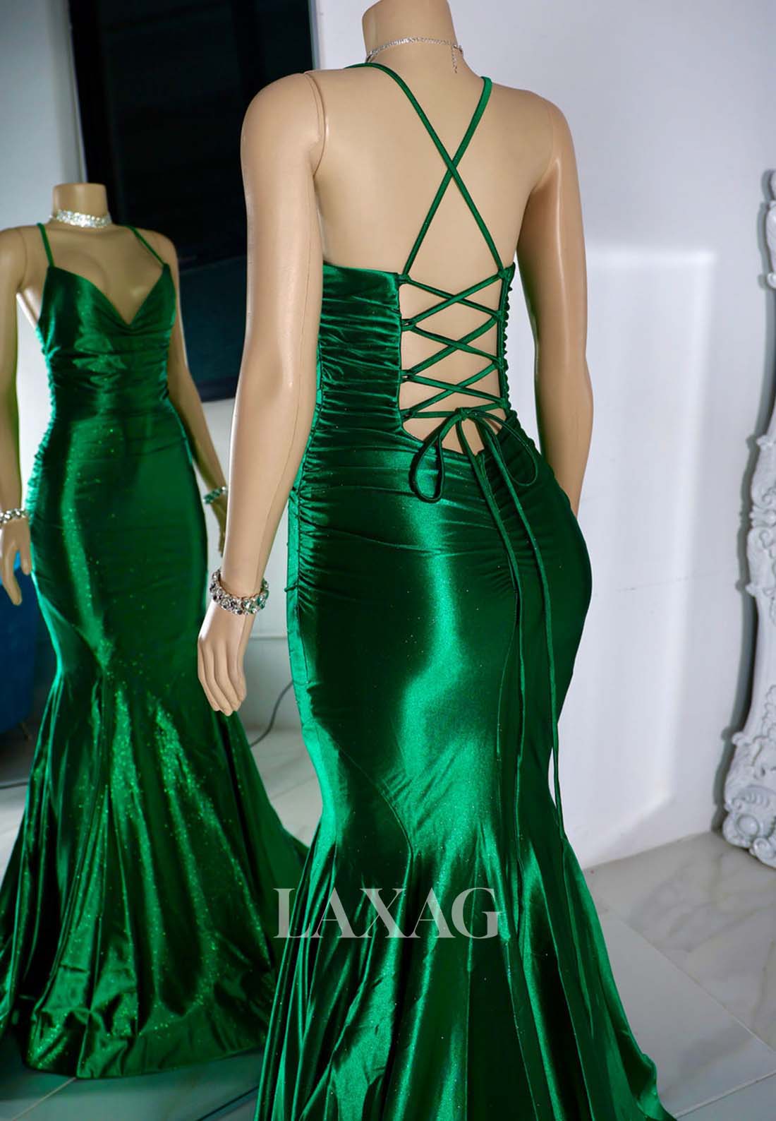 فستان سهرة حورية البحر بدون أكمام بفتحة رقبة على شكل حرف V وحمالات رفيعة وذيل طويل من الساتان