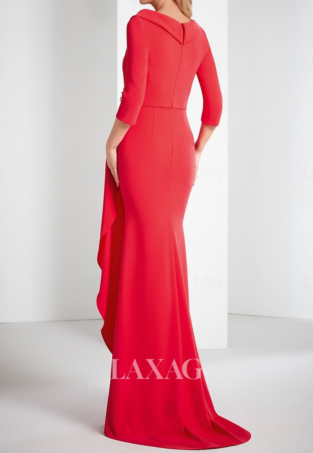 فستان زفاف أنيق بأكمام نصف وفتحة رقبة على شكل حرف V من الساتان المطوي، مزين بأحجار الراين والخرز، مع ذيل طويل