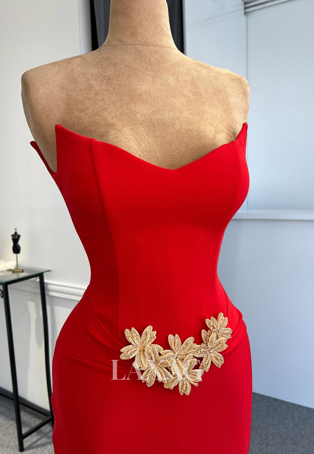 فستان سهرة رسمي من الساتان بدون أكمام وفتحة رقبة على شكل حرف V وحورية البحر مزين بالخرز مع ذيل طويل