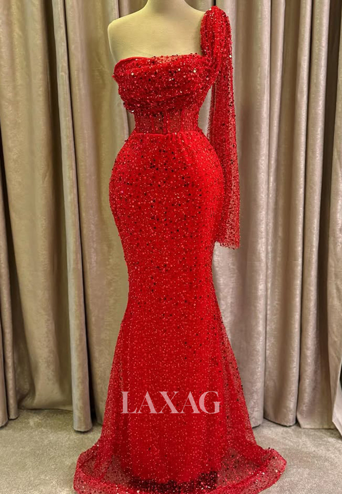 فستان حورية البحر للحفلات الراقصة بأكمام طويلة وكتف مكشوف وصدرية مكشوفة، مزين بالكامل بالترتر والخرز، مزين بثنيات