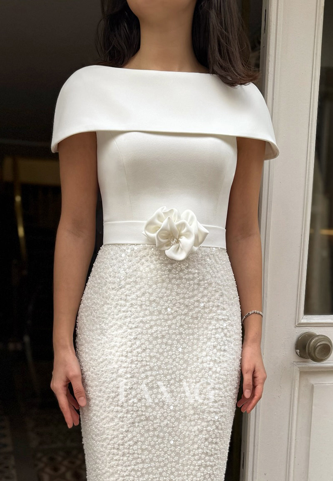 فستان زفاف بسيط من الساتان المطوي بفتحة رقبة على شكل حرف V وحمالات رفيعة بدون أكمام وذيل طويل