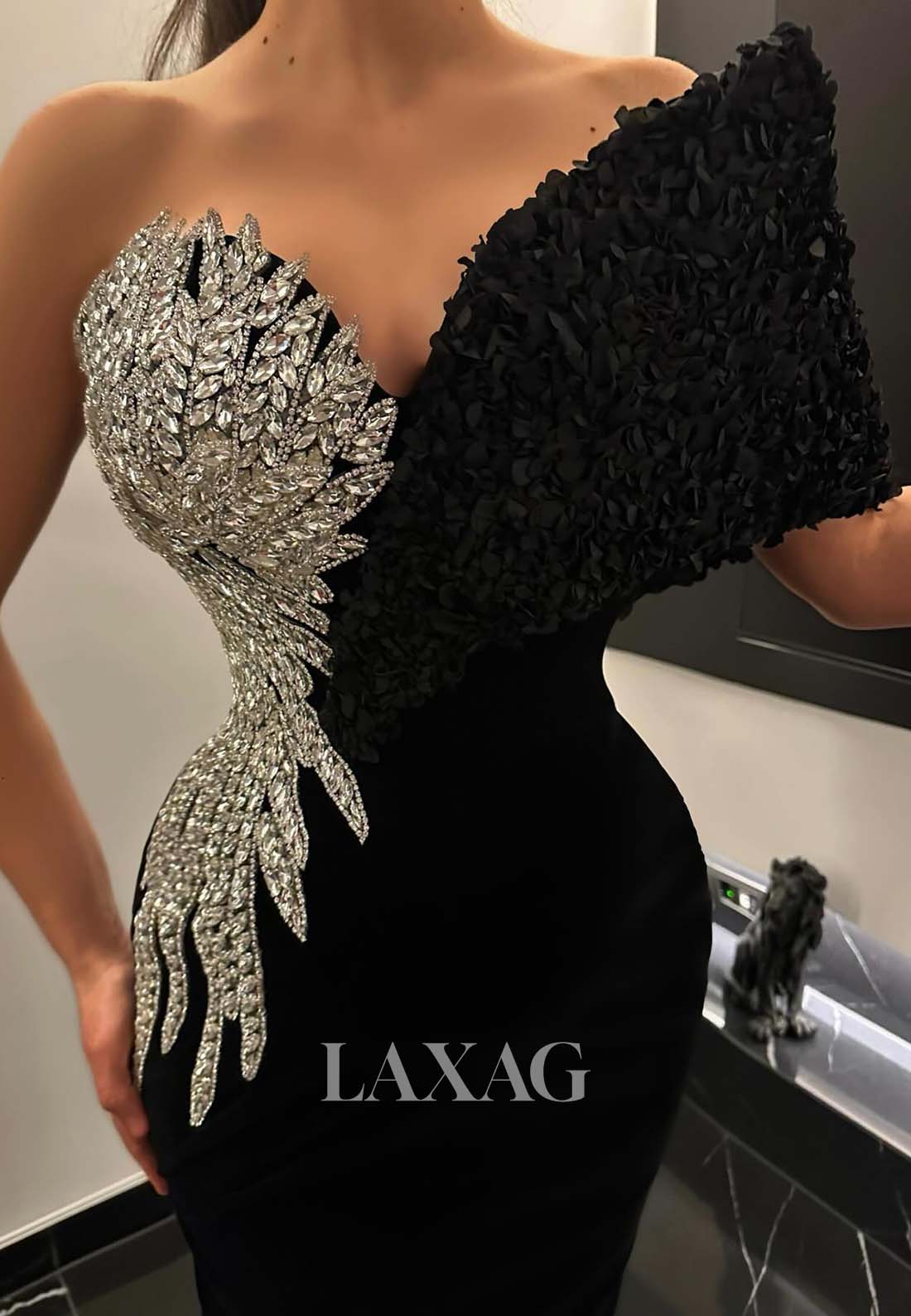 فستان سهرة بدون أكمام بفتحة رقبة على شكل حرف V غير متماثل، مزين بخرز وأحجار الراين، بتصميم حورية البحر، وحفلات موسيقية