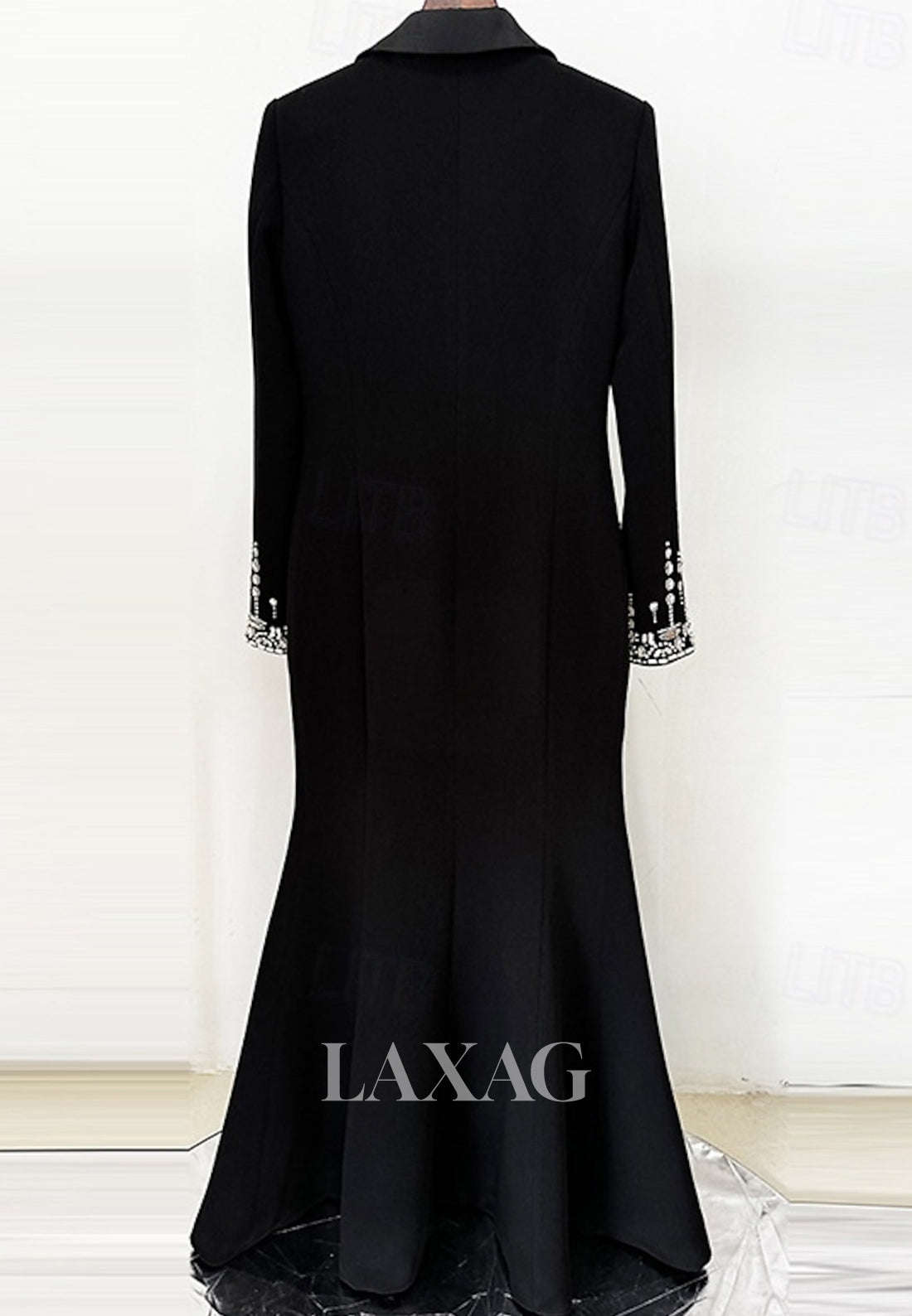 فستان زفاف رسمي أنيق من الساتان، بأكمام طويلة، وفتحة رقبة على شكل حرف V، مزين بالخرز، ومُطرز، ومناسب للضيوف.