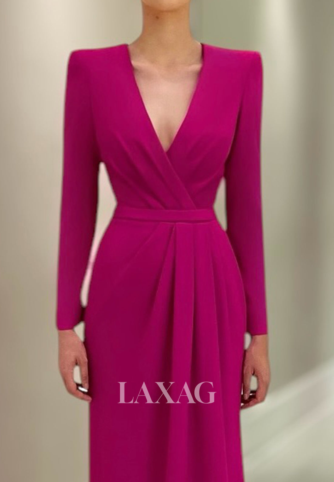 فستان كوكتيل بأكمام طويلة ورقبة على شكل حرف V عميقة من الساتان المطوي بطول الأرض، مناسب لأم العروس