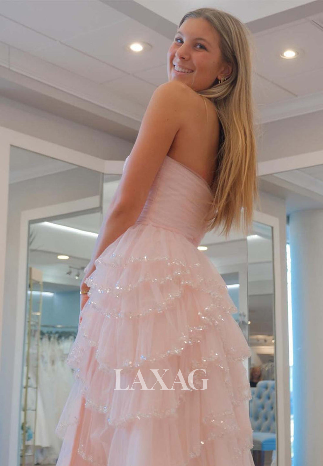 فستان حفلات راقص على شكل حرف A بدون أكمام بطبقات وجزء علوي من الأنبوب مع أكتاف مكشوفة من التول المطوي المزين بالخرز مع شق عالٍ