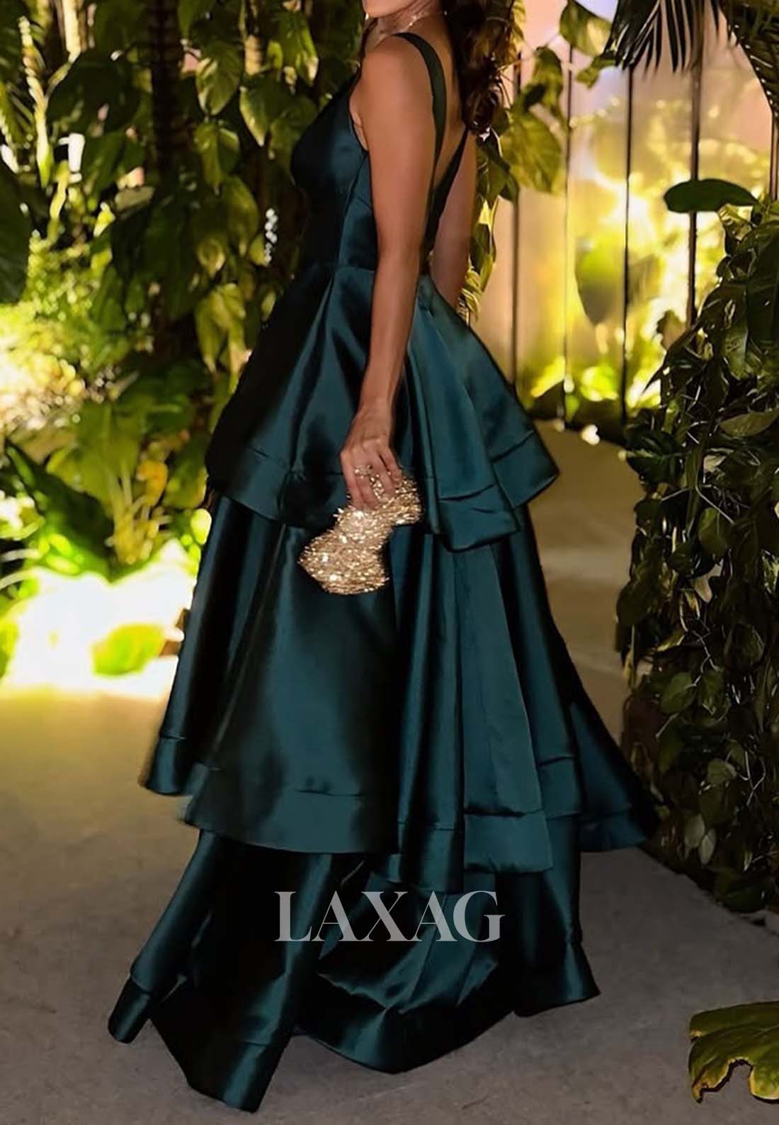 فستان سهرة بدون أكمام بفتحة رقبة على شكل حرف V عميقة وحمالات وقصة A وأكتاف مكشوفة من الساتان ومطويات وطبقات