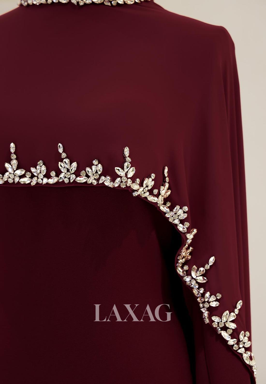 فستان أم العروس من الساتان بطول الكاحل، بأكمام طويلة ورقبة على شكل حرف V، مع فتحة جانبية