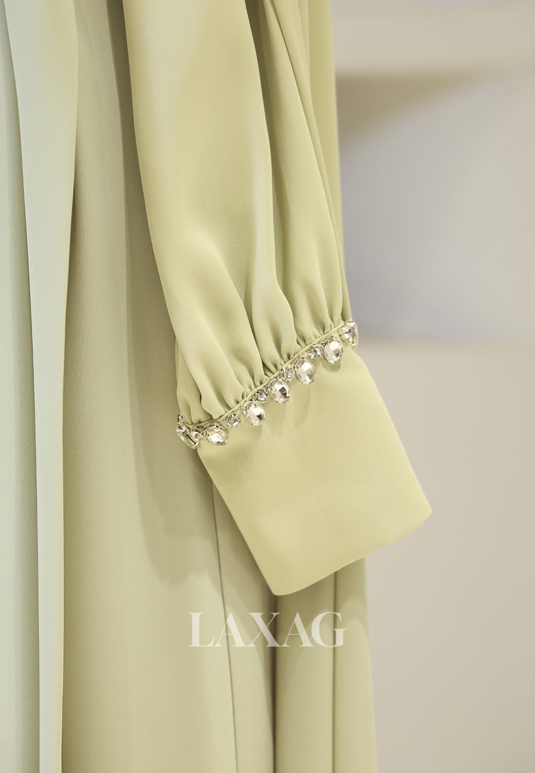 فستان أم العروس من الساتان بطول الكاحل، بأكمام طويلة ورقبة على شكل حرف V، مع فتحة جانبية