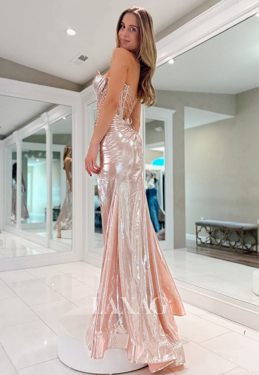 فستان سهرة بدون أكمام بتصميم قلب مكشوف الأكتاف ومطرز بثنيات معدنية من الساتان بتصميم حورية البحر