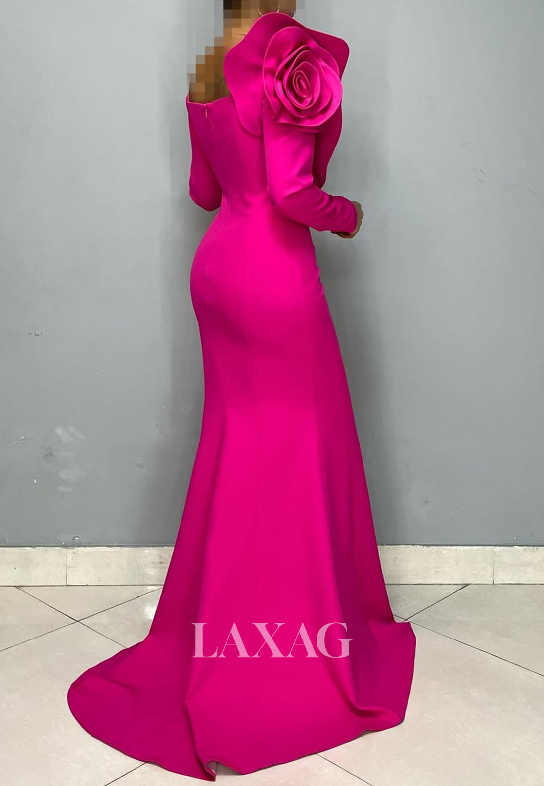 فستان حورية البحر منقوش بالزهور بأكمام طويلة وفتحة رقبة على شكل حرف V مع طيات مطرزة بالخرز