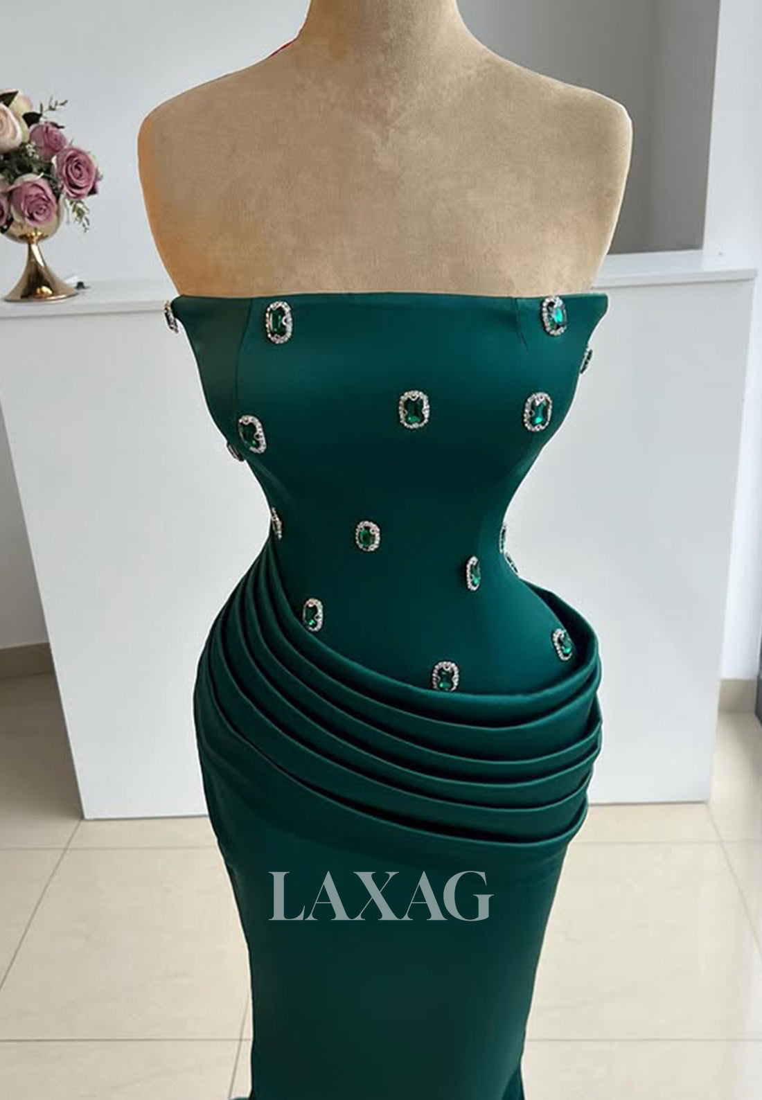 فستان سهرة رسمي بدون أكمام مكشوف الكتفين بتصميم حورية البحر مع ذيل طويل مزين بالخرز