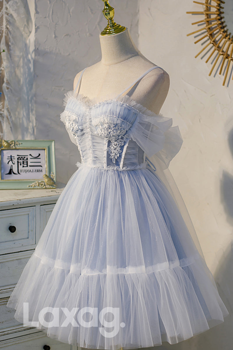 12195 - فستان قصير لحفل التخرج بأشرطة رفيعة وتطريزات من الدانتيل